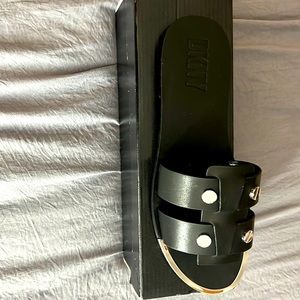 Dkny glinn. Flat Sandal